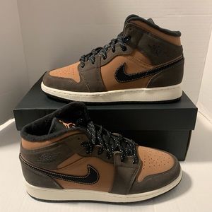 Air Jordan 1 Mid SE Gs Size 7Y / 8.5W